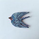 星々の瞬きを纏うツバメさん/藍染糸を使った手刺繍ブローチ