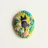 こねこと草花の刺繍ブローチ(botanical）#493
