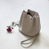 ふっくら本革の巾着ショルダーバッグ/サンドベージュ