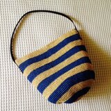 麦わら素材のしましまショルダーバック（青）