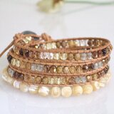 茶チェコビーズのラップブレスとマザーオブパールのブレス（2本組