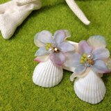 shellとお花のピアスの画像