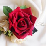 赤いバラのコサージュ