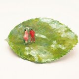 はっぱの上で何してるのブローチ１．