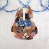 茶色のもこもこうさぎのブローチ　あお