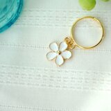 白いお花のピンキーリング