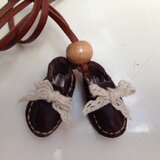 おっきめレースのリボンのこげ茶色シューズネックレス