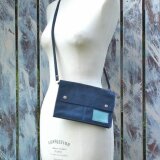 馬革の四角いポーチ