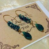 深いグリーンのピアス