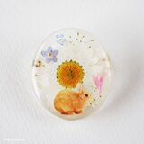 ウサギとノースポールのブローチ