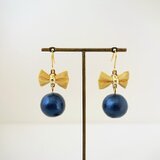 ［秋冬新作］ゴールドリボン コットンパールピアス ブルー