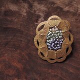 額縁刺繍のブローチ