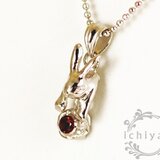 うさぎと1月の誕生石ガーネットのペンダント