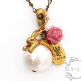 コットンパールと薔薇とうさぎのペンダント