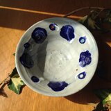 あさがお型中鉢。半磁土、瑠璃釉のぐるぐる模様