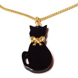 小さな金色リボン首輪の黒猫が揺れるゴールド・ネックレス