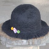 ボタンがアクセントなエレガント帽子