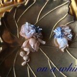 小蕾のお花と小花の紅茶染めピアス ブルー