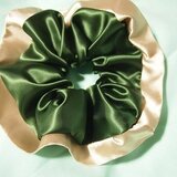 オリーブグリーン×シャンパンゴールドのコンビシュシュ