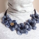 黒いお花のリボンネックレス