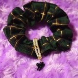 クリスマスチェックの黒猫シュシュ