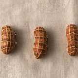 ピーナッツ型ブローチ　