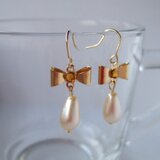 リボンとパールのピアス