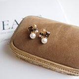 ブラウンスワロフスキーのクラシカルピアス