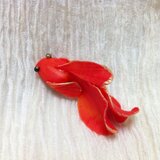 緋色金魚のブローチ