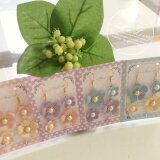 アシンメトリーのフラワーパールピアス