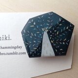 クジャクブローチ