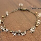 揺れる水晶のブレスレット