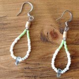 ひと際光るフローライト ピアス(淡緑+白 ver.)