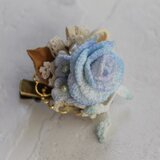 青い薔薇のブローチ