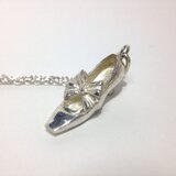 銀の靴のペンダント