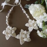 3連の花モチーフネックレス