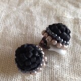 黒い革とパールのイヤリング