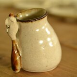 こさじぃ運ぶ楊枝立て