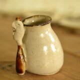 こさじぃ運ぶ楊枝立て