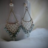 ブルージルコンと透かしアンティークシルバーのシャンデリアピアス