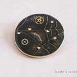 円い真鍮フレームのスパイダーウェブのブローチ