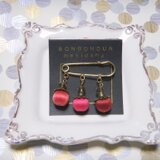 香水ピンブローチ