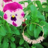 ピンクのフープピアス