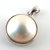 シンプルなホワイトゴールド枠マベパールペンダント