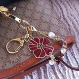 赤い花モチーフのグローブホルダー