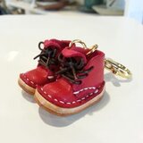 キラキラ赤色ミニチュア編み上げブーツのキーホルダー