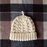 白い木の実のニット帽