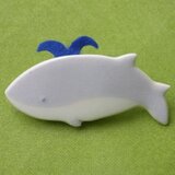 メロン灰青白磁　アロマブローチ（くじら）