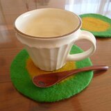 羊毛フェルトのコースター2枚セット（グリーン×マスタード）