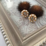 スワロとビーズ刺繍のミンクファーピアス